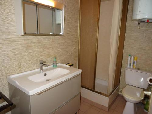 une salle de bain avec un lavabo et des toilettes dans l'établissement Appartement vue sur port avec parking et animaux admis - FR-1-833-6, à Canet