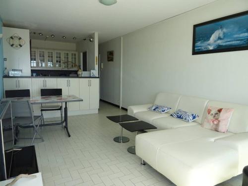 un salon avec un canapé blanc et une table dans l'établissement Appartement Climatisé, 2 Chambres, Face Mer - FR-1-833-13, à Canet