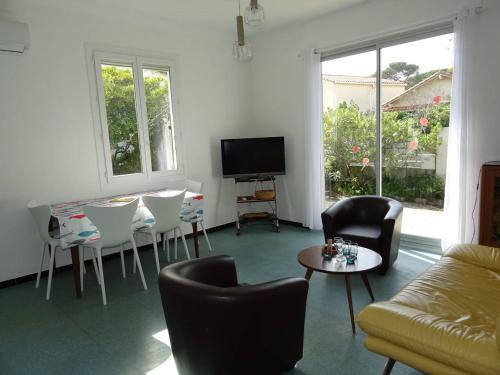 Photo de la galerie de l'établissement Villa 4 Faces Proche Plage, Clim, Jardin, Canet-en-Roussillon - FR-1-833-8, à Canet