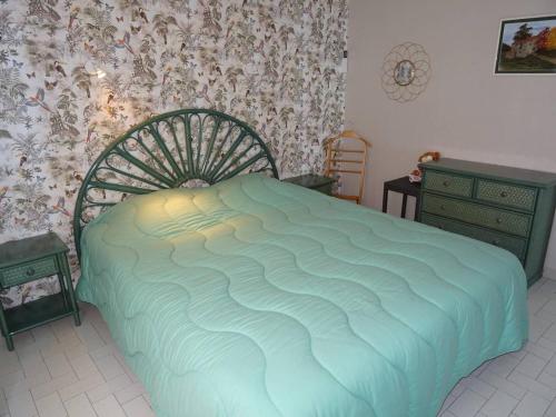 une chambre avec un lit avec une couette verte dans l'établissement Appartement Climatisé, 2 Chambres, Face Mer - FR-1-833-13, à Canet