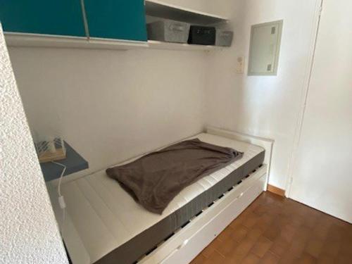 Cette petite chambre comprend un lit d'angle. dans l'établissement Studio Cosy avec Balcon, Animaux Acceptés, 4 Pers. - FR-1-833-22, à Canet