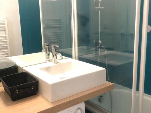 une salle de bain avec un lavabo blanc et une douche dans l'établissement Studio Cosy avec Balcon, Animaux Acceptés, 4 Pers. - FR-1-833-22, à Canet