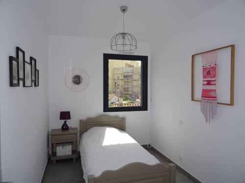 une chambre avec un lit et une fenêtre dans l'établissement T4 Proche Plage avec Garage, Climatisation - FR-1-833-14, à Canet