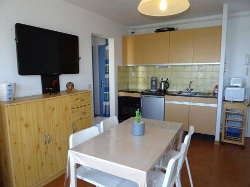 Photo de la galerie de l'établissement Appartement 2P Vue Marina avec Terrasse et Parking - FR-1-833-15, à Canet