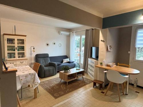 Grand T2 moderne avec balcon - Proche plage, clim et parking - FR-1-833-30