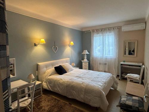 une chambre avec un grand lit et une fenêtre dans l'établissement Grand T2 moderne avec balcon - Proche plage, clim et parking - FR-1-833-30, à Canet