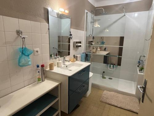 une salle de bain avec un lavabo, une douche et une baignoire dans l'établissement Grand T2 moderne avec balcon - Proche plage, clim et parking - FR-1-833-30, à Canet