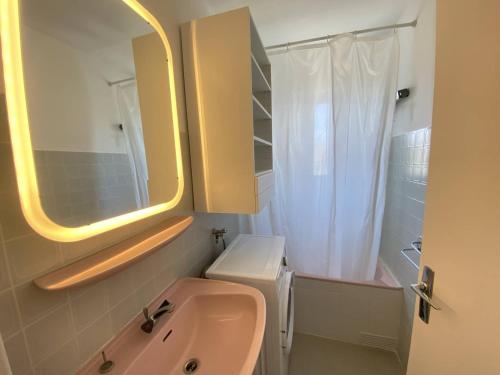 une salle de bain avec un lavabo et un miroir dans l'établissement Appartement 2 pièces climatisé avec WIFI près de la plage - FR-1-833-16, à Canet