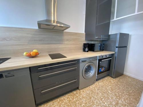 Photo de la galerie de l'établissement Grand T2 près de la plage avec parking privé - FR-1-833-20, à Canet