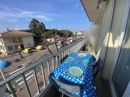 Photo de la galerie de l'établissement Grand T2 près de la plage avec parking privé - FR-1-833-20, à Canet