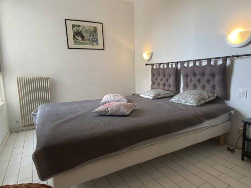 une chambre avec un lit avec deux oreillers dessus dans l'établissement Grand 3 pièces face mer, animaux admis - FR-1-833-11, à Canet