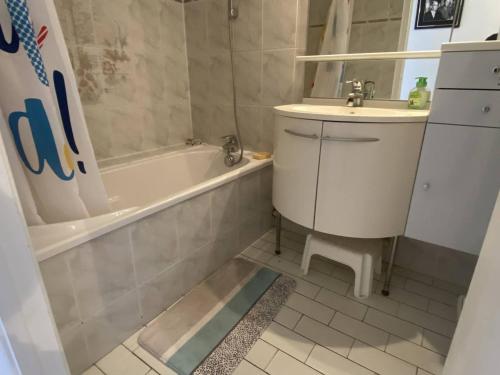 une salle de bain avec un lavabo, une baignoire et des toilettes dans l'établissement Grand 3 pièces face mer, animaux admis - FR-1-833-11, à Canet