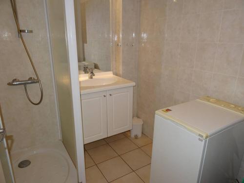 une salle de bain avec un lavabo, des toilettes et une douche dans l'établissement T2 Chaleureux avec Parking Proche Plage - FR-1-833-17, à Canet