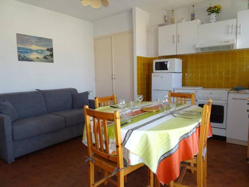 un salon avec une table et un canapé dans l'établissement T2 Chaleureux avec Parking Proche Plage - FR-1-833-17, à Canet