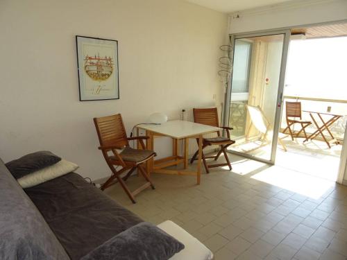 un salon avec une table et des chaises dans l'établissement Appartement Climatisé avec WIFI et Animaux admis - Vue sur Mer - FR-1-833-19, à Canet