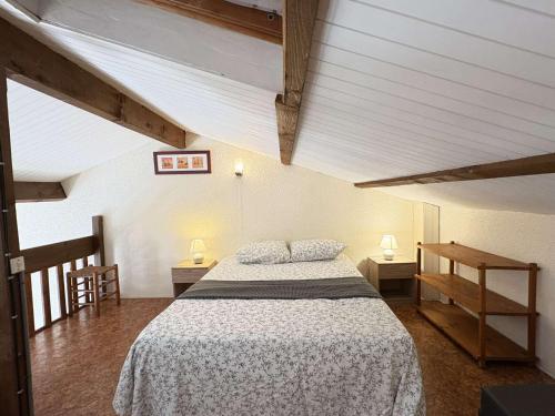 une chambre avec un grand lit dans un grenier dans l'établissement Charmante maison mitoyenne à Biscarrosse Plage, proche de la mer pour des vacances en famille - FR-1-831-9, à Biscarrosse