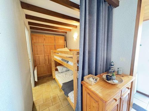 une chambre avec deux lits superposés et un bureau dans l'établissement Charmante maison mitoyenne à Biscarrosse Plage, proche de la mer pour des vacances en famille - FR-1-831-9, à Biscarrosse