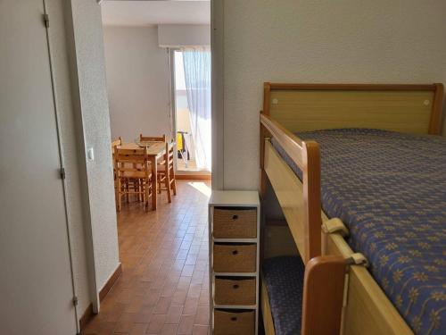une chambre avec un lit et une salle à manger avec une table dans l'établissement Studio Cabine Lumineux pour 4, Vue Port, Canet-en-Roussillon - FR-1-833-24, à Canet
