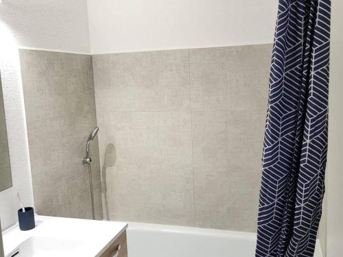 une salle de bain avec une douche avec un rideau de douche dans l'établissement Studio Cabine Lumineux pour 4, Vue Port, Canet-en-Roussillon - FR-1-833-24, à Canet