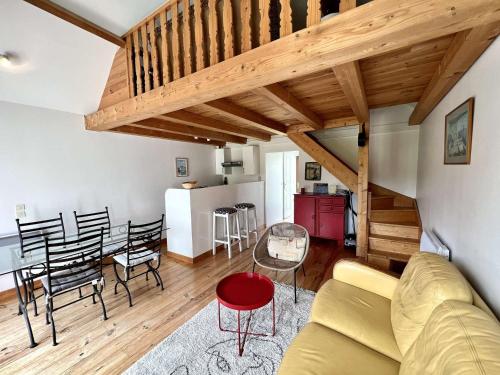 un salon avec un canapé et une table dans l'établissement Belz - Maison de vacances 3 pièces, jardin clos - FR-1-479-227, à Belz
