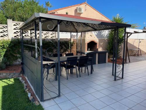 Photo de la galerie de l'établissement Villa Climatisée avec Piscine Privée et WIFI, Animaux Bienvenus - FR-1-833-26, à Canet