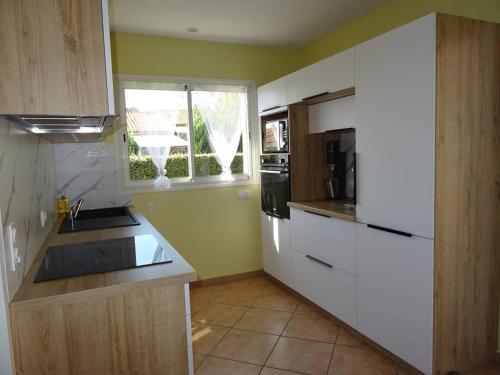 Photo de la galerie de l'établissement Villa Climatisée avec Piscine Privée et WIFI, Animaux Bienvenus - FR-1-833-26, à Canet