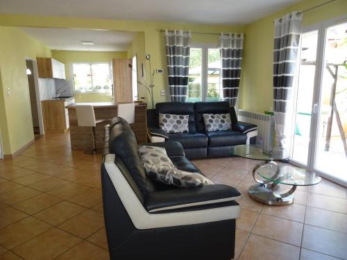 Photo de la galerie de l'établissement Villa Climatisée avec Piscine Privée et WIFI, Animaux Bienvenus - FR-1-833-26, à Canet