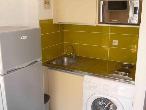 une petite cuisine avec un évier et une machine à laver dans l'établissement Studio Cabine avec Terrasse Spacieuse à 300m de la Plage - FR-1-833-28, à Canet