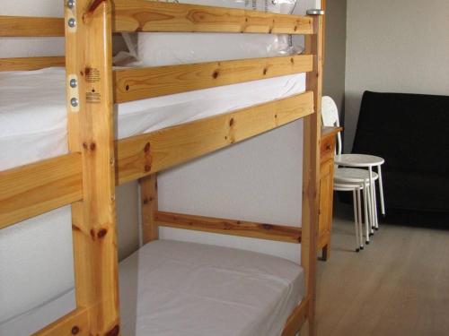 quelques lits superposés dans une chambre dans l'établissement Studio avec Parking - C 033 - FR-1-833-29, à Canet