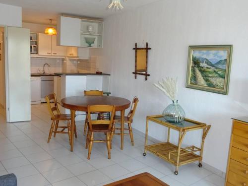 une cuisine et une salle à manger avec une table et des chaises dans l'établissement Spacieux T3 Traversant au Port à Canet Plage - FR-1-833-32, à Canet