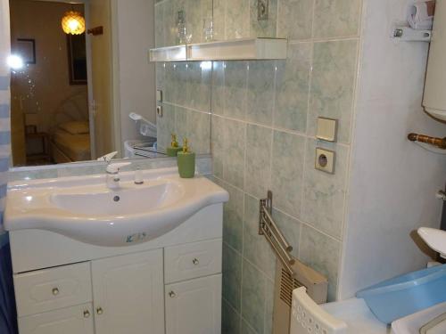 une salle de bain avec un lavabo et un miroir dans l'établissement Spacieux T3 Traversant au Port à Canet Plage - FR-1-833-32, à Canet
