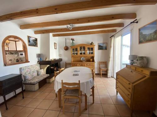 un salon avec une table et un canapé dans l'établissement Maison atypique pour 8 pers., animaux acceptés, terrasses - FR-1-833-31, à Canet