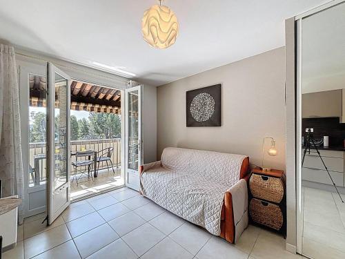 une chambre avec un lit et un balcon avec une table dans l'établissement Joli studio avec terrasse et parking proche plage - FR-1-770-46, à Saint-Cyr-sur-Mer