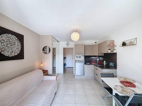 un salon avec un canapé et une table dans l'établissement Joli studio avec terrasse et parking proche plage - FR-1-770-46, à Saint-Cyr-sur-Mer