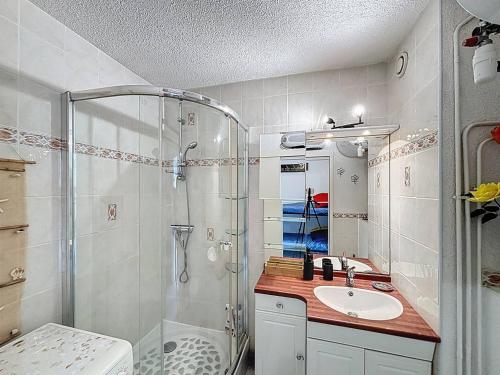 une salle de bain avec douche et lavabo dans l'établissement Joli studio avec terrasse et parking proche plage - FR-1-770-46, à Saint-Cyr-sur-Mer