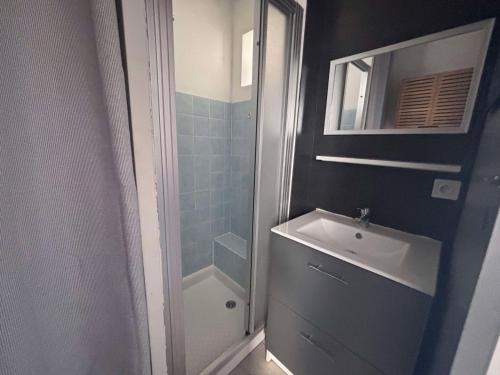 une salle de bain avec un lavabo et une douche dans l'établissement Appartement à 200m de la plage, animaux acceptés, parking privatif - FR-1-194-295, à La Tranche-sur-Mer