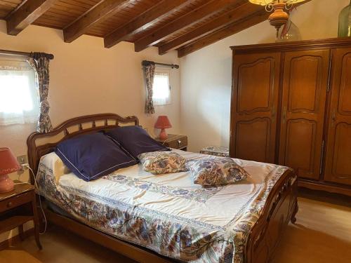 une chambre avec un lit avec deux oreillers dessus dans l'établissement Maison atypique pour 8 pers., animaux acceptés, terrasses - FR-1-833-31, à Canet