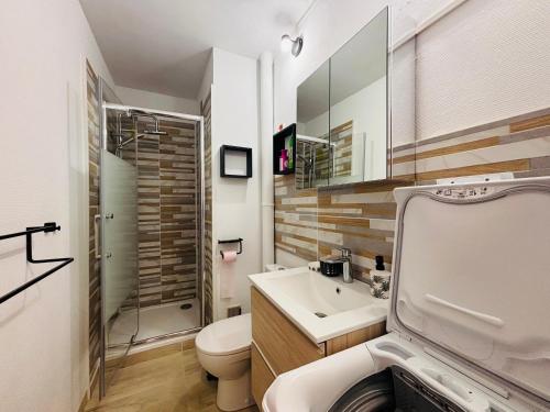 une salle de bain avec un lavabo, des toilettes et une douche dans l'établissement Saint Cyprien : T2 rénové avec Loggia & Parking privatif - FR-1-309-506, à Saint-Cyprien