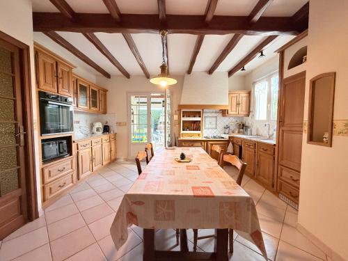 une grande cuisine avec une table et des chaises. dans l'établissement Maison familiale proche plages et commerces avec jardin - FR-1-778-48, à Dolus-d'Oléron