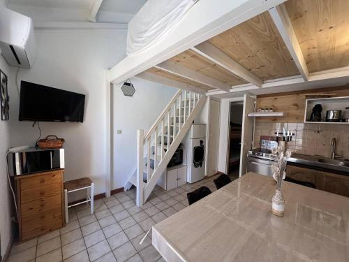 Il dispose d'une cuisine et d'un salon avec une table et une télévision. dans l'établissement Pavillon 4 Pers, AC, Parking, Port Leucate - FR-1-81-636, à Port-Leucate