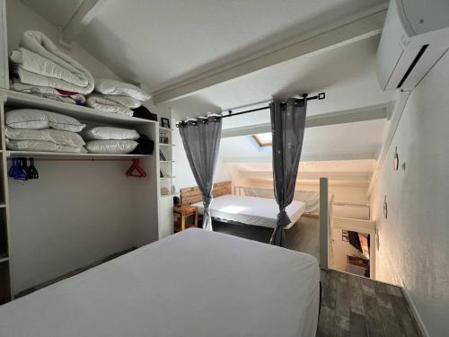 une petite pièce avec un lit et une fenêtre dans l'établissement Pavillon 4 Pers, AC, Parking, Port Leucate - FR-1-81-636, à Port-Leucate