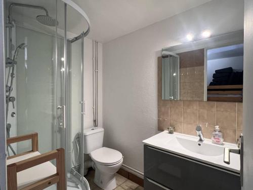 une salle de bain avec toilettes, lavabo et douche dans l'établissement Pavillon 4 Pers, AC, Parking, Port Leucate - FR-1-81-636, à Port-Leucate