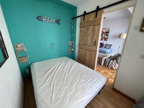 - une chambre avec un lit dans une pièce avec une porte dans l'établissement Appartement 2 pièces avec Parking - 4 personnes, Port Leucate - FR-1-81-637, à Port-Leucate