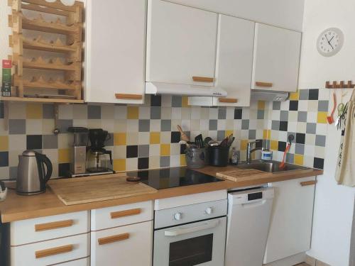 Photo de la galerie de l'établissement Appartement T2 avec Terrasse et Parking au Barcarès - FR-1-195-115, au Barcarès