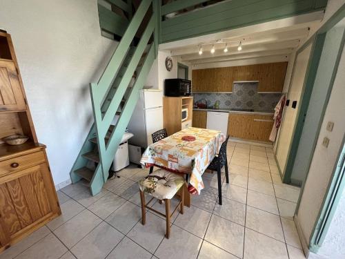 Photo de la galerie de l'établissement T2 Mezzanine 6 Couchages Proche Plage avec Parking - FR-1-81-634, à Port-Leucate