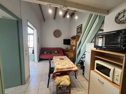 Photo de la galerie de l'établissement T2 Mezzanine 6 Couchages Proche Plage avec Parking - FR-1-81-634, à Port-Leucate