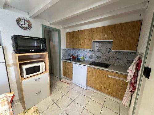 Photo de la galerie de l'établissement T2 Mezzanine 6 Couchages Proche Plage avec Parking - FR-1-81-634, à Port-Leucate