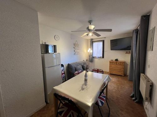 un salon avec une table et un réfrigérateur dans l'établissement T2 Bord de Plage - 4 Pers - Parking Privé - FR-1-81-635, à Port-Leucate