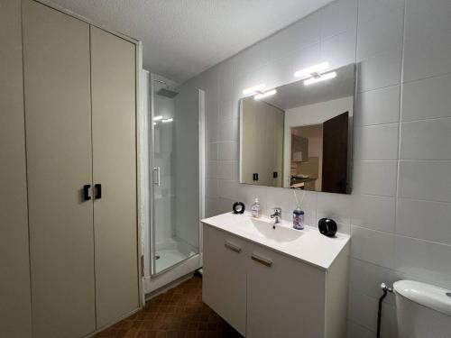 une salle de bain blanche avec un lavabo et un miroir dans l'établissement T2 Bord de Plage - 4 Pers - Parking Privé - FR-1-81-635, à Port-Leucate