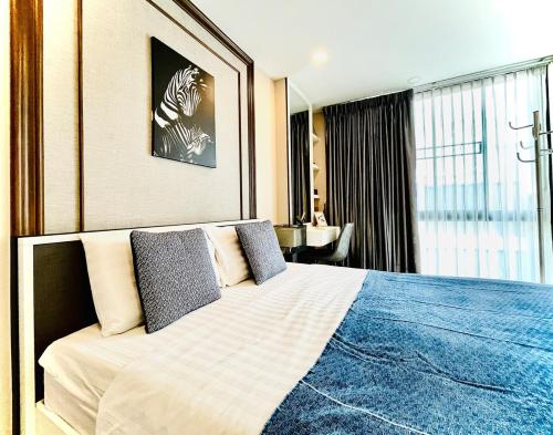 a bedroom with a large bed in a room at Best Quiet Cozy Palm Springs Condo in Center Nimma in Chiang Mai